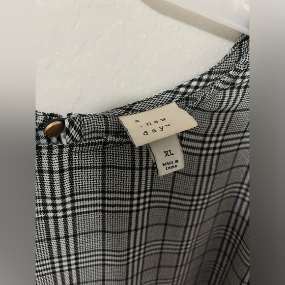 Women work top, sheer. Size XL - Picture 3 of 4